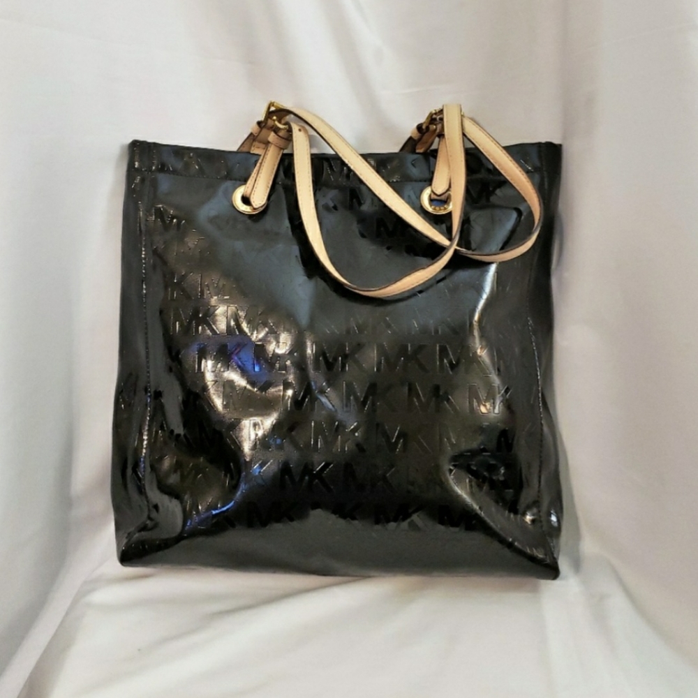 Michael kors black tote purse.